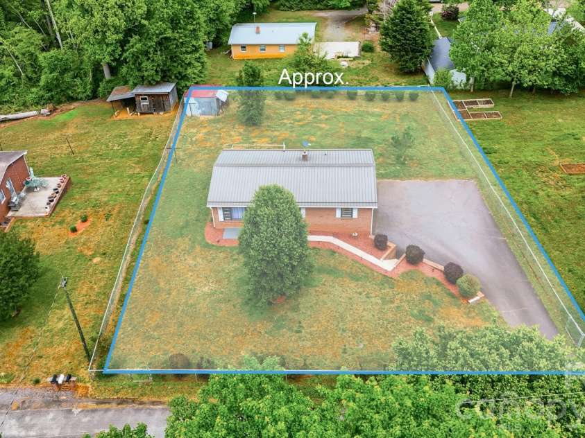 2532 Old Trenton Place, Lenoir, NC 28645.  MLS# CAR4374761, YatesRealty ID 18609. 