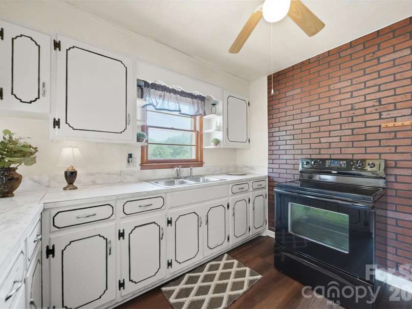 2532 Old Trenton Place, Lenoir, NC 28645.  MLS# CAR4374761, YatesRealty ID 18609. 