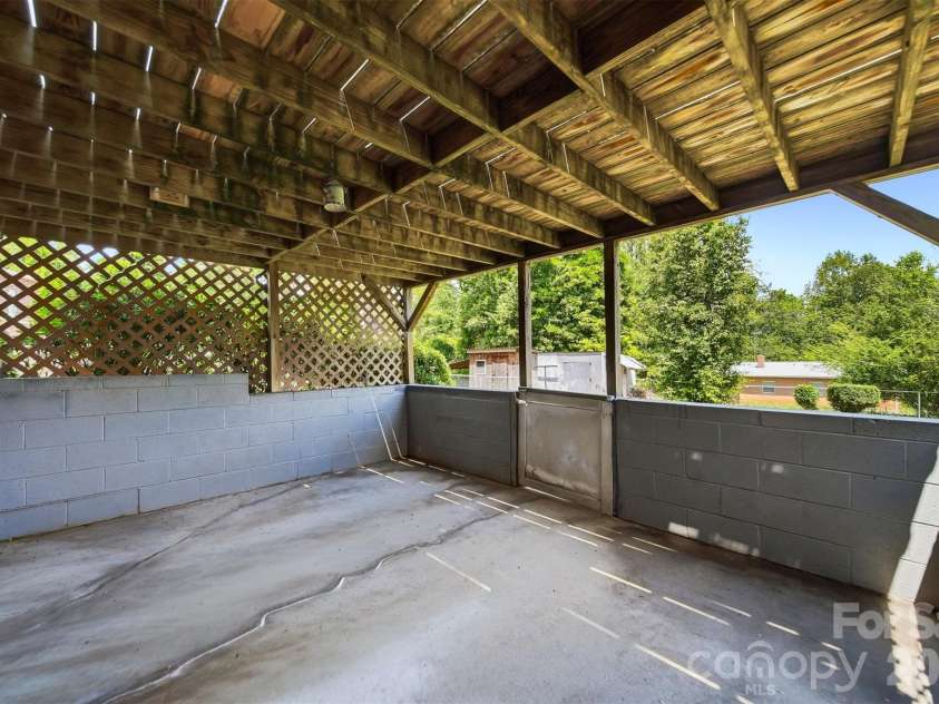 2532 Old Trenton Place, Lenoir, NC 28645.  MLS# CAR4374761, YatesRealty ID 18609. 