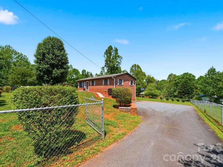 2532 Old Trenton Place, Lenoir, NC 28645.  MLS# CAR4374761, YatesRealty ID 18609. 