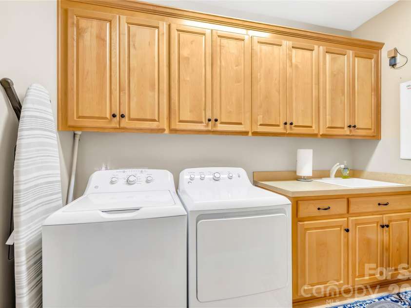 3331 Keady Mill Loop, Kannapolis, NC 28081.  MLS# CAR4374436, YatesRealty ID 18611. Main Floor Laundry