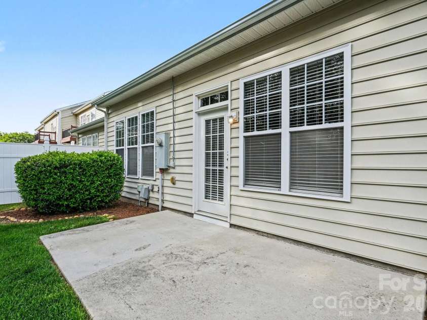 6005 Pale Moss Lane, Charlotte, NC 28269.  MLS# CAR4370980, YatesRealty ID 18613. 