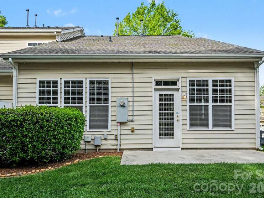 6005 Pale Moss Lane, Charlotte, NC 28269.  MLS# CAR4370980, YatesRealty ID 18613. 