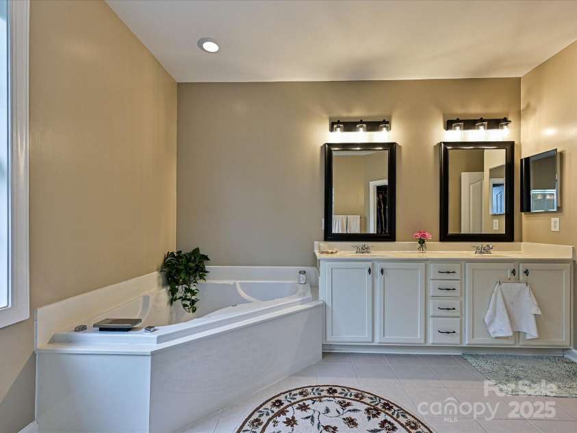 410 Deer Brush Lane, Waxhaw, NC 28173.  MLS# CAR4258859, YatesRealty ID 18616. Ensuite with soaker tub