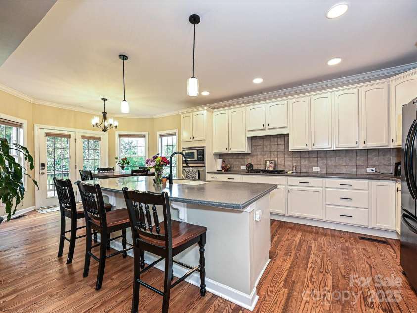 410 Deer Brush Lane, Waxhaw, NC 28173.  MLS# CAR4258859, YatesRealty ID 18616. Large kitchen Island and ample cabinetry