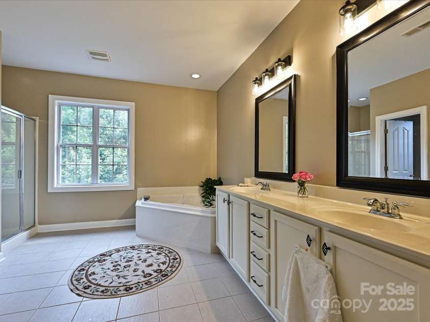 410 Deer Brush Lane, Waxhaw, NC 28173.  MLS# CAR4258859, YatesRealty ID 18616. Primary Ensuite