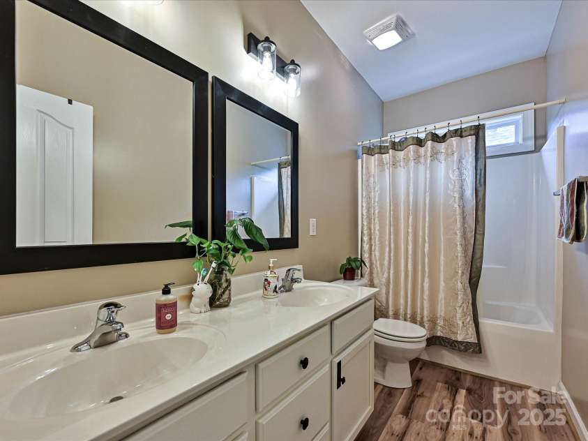 410 Deer Brush Lane, Waxhaw, NC 28173.  MLS# CAR4258859, YatesRealty ID 18616. Upstairs bathroom