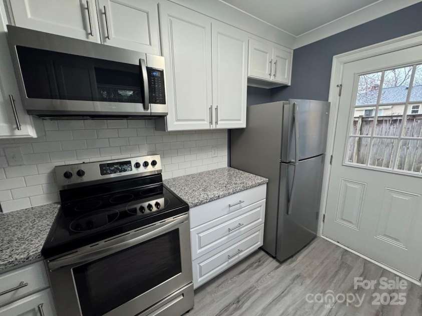 7310 Yorkville Court, Charlotte, NC 28273.  MLS# CAR4232395, YatesRealty ID 1862. Kitchen