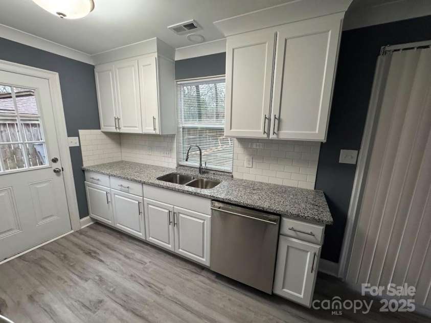 7310 Yorkville Court, Charlotte, NC 28273.  MLS# CAR4232395, YatesRealty ID 1862. Kitchen
