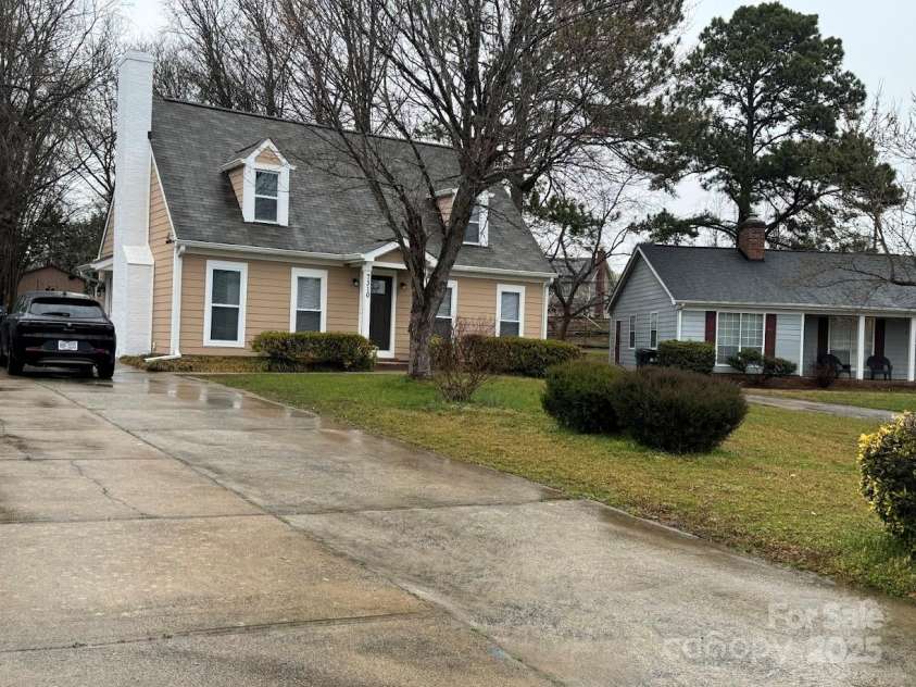 7310 Yorkville Court, Charlotte, NC 28273.  MLS# CAR4232395, YatesRealty ID 1862. Parking space for 4 to 5 cars