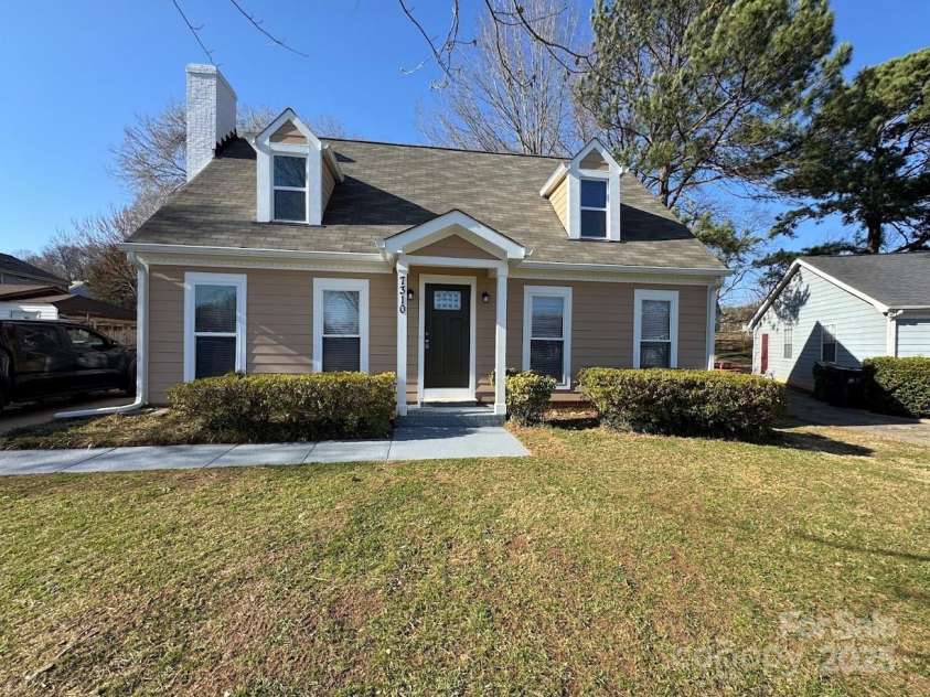 7310 Yorkville Court, Charlotte, NC 28273.  MLS# CAR4232395, YatesRealty ID 1862. Walkway to the main entrance