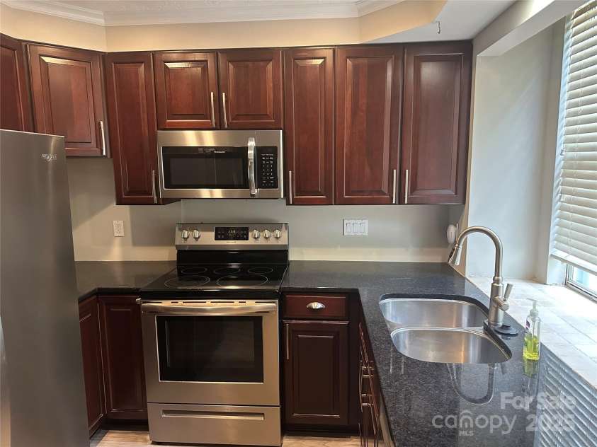 2958 Iron Gate Lane, Charlotte, NC 28212.  MLS# CAR4259508, YatesRealty ID 18620. 