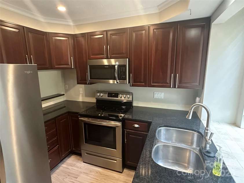 2958 Iron Gate Lane, Charlotte, NC 28212.  MLS# CAR4259508, YatesRealty ID 18620. 