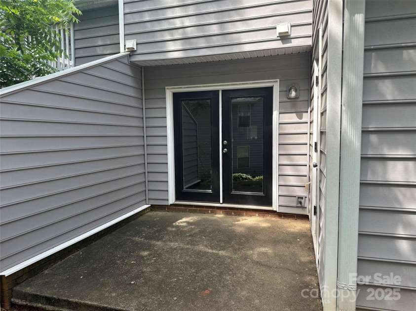 2958 Iron Gate Lane, Charlotte, NC 28212.  MLS# CAR4259508, YatesRealty ID 18620. 