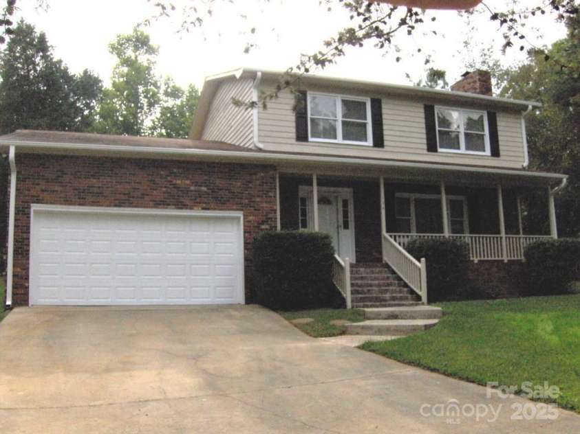 134 Crystal Circle, Mooresville, NC 28117.  MLS# CAR4263916, YatesRealty ID 18622. 