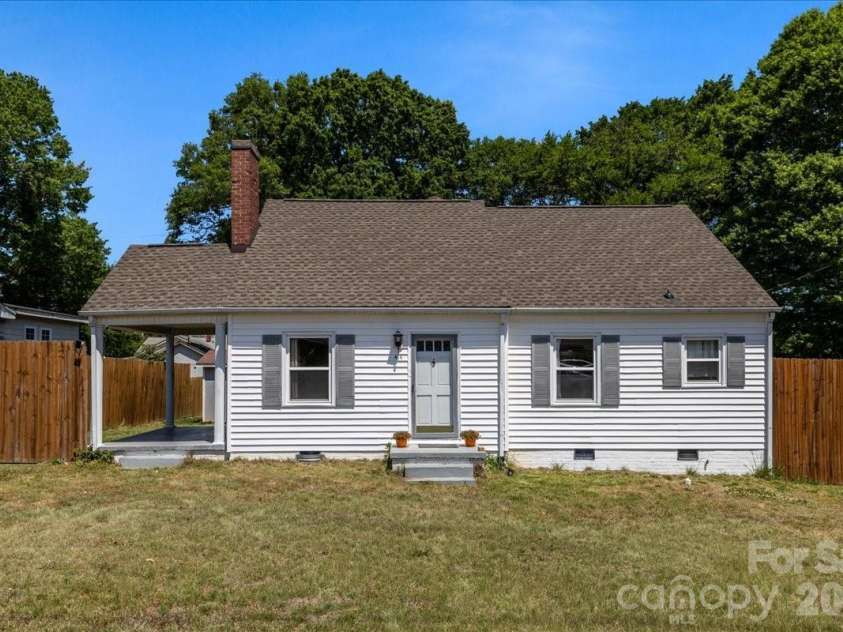 414 8th Avenue, Gastonia, NC 28054.  MLS# CAR4372732, YatesRealty ID 18624. 