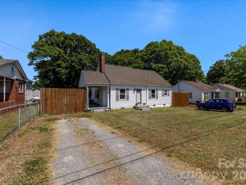 414 8th Avenue, Gastonia, NC 28054.  MLS# CAR4372732, YatesRealty ID 18624. 