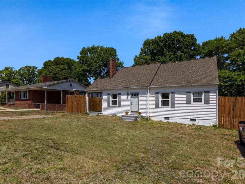 414 8th Avenue, Gastonia, NC 28054.  MLS# CAR4372732, YatesRealty ID 18624. 