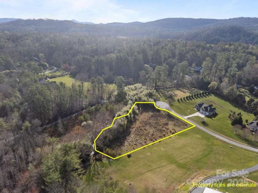 193 Montevilla Drive, Hendersonville, NC 28739.  MLS# CAR4242204, YatesRealty ID 18625. 