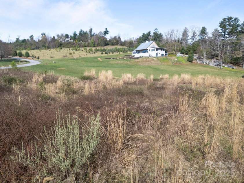 193 Montevilla Drive, Hendersonville, NC 28739.  MLS# CAR4242204, YatesRealty ID 18625. 