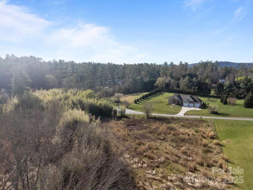 193 Montevilla Drive, Hendersonville, NC 28739.  MLS# CAR4242204, YatesRealty ID 18625. 