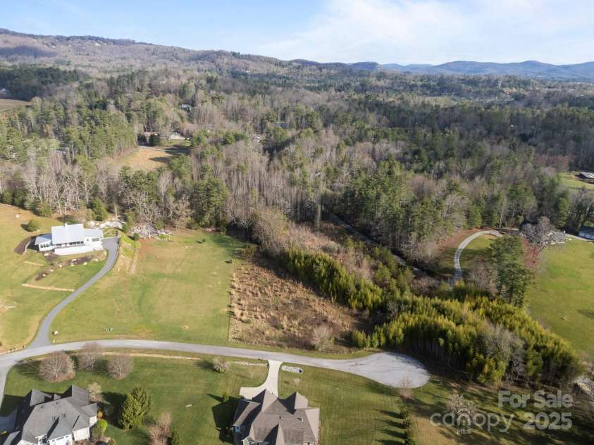 193 Montevilla Drive, Hendersonville, NC 28739.  MLS# CAR4242204, YatesRealty ID 18625. 