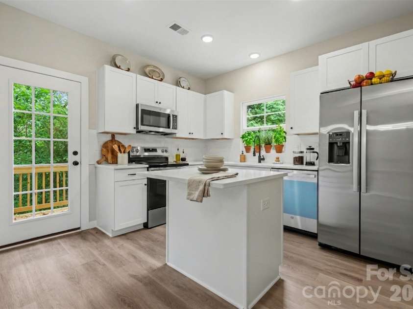 112 Hilltop Drive, Gastonia, NC 28054.  MLS# CAR4370883, YatesRealty ID 18629. 