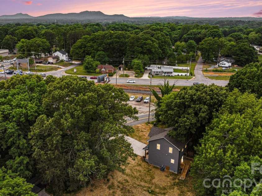 112 Hilltop Drive, Gastonia, NC 28054.  MLS# CAR4370883, YatesRealty ID 18629. 