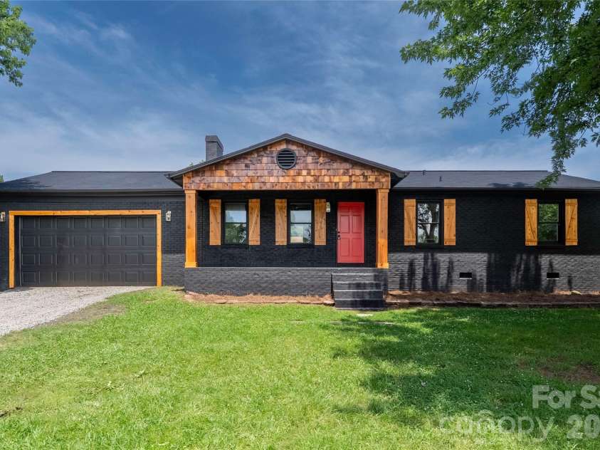 112 Robinette Lane, Statesville, NC 28625.  MLS# CAR4412009, YatesRealty ID 18631. 