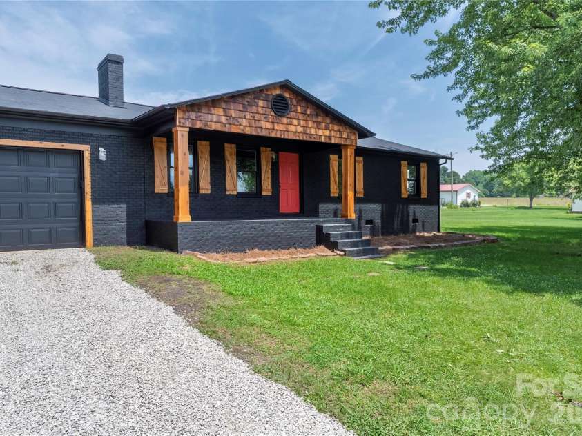 112 Robinette Lane, Statesville, NC 28625.  MLS# CAR4412009, YatesRealty ID 18631. 