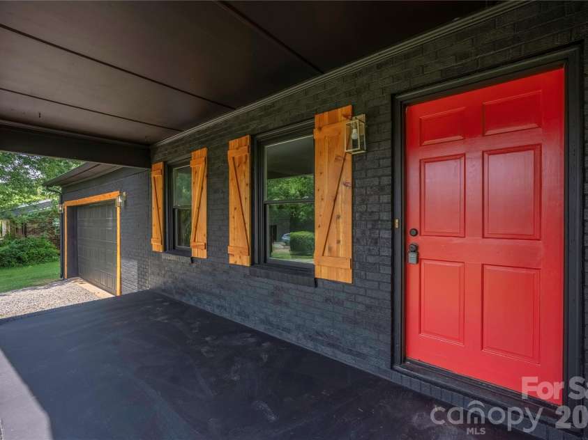 112 Robinette Lane, Statesville, NC 28625.  MLS# CAR4412009, YatesRealty ID 18631. 