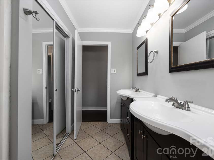 112 Robinette Lane, Statesville, NC 28625.  MLS# CAR4412009, YatesRealty ID 18631. 