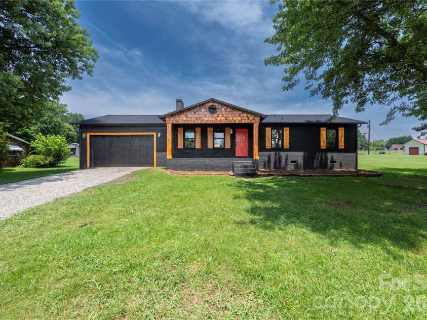 112 Robinette Lane, Statesville, NC 28625.  MLS# CAR4412009, YatesRealty ID 18631. 