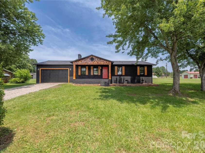 112 Robinette Lane, Statesville, NC 28625.  MLS# CAR4412009, YatesRealty ID 18631. 