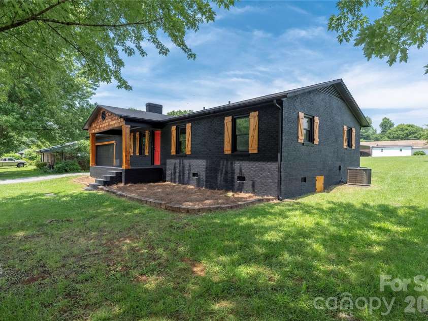 112 Robinette Lane, Statesville, NC 28625.  MLS# CAR4412009, YatesRealty ID 18631. 