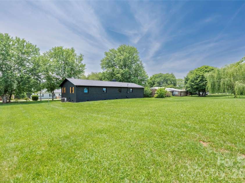 112 Robinette Lane, Statesville, NC 28625.  MLS# CAR4412009, YatesRealty ID 18631. 