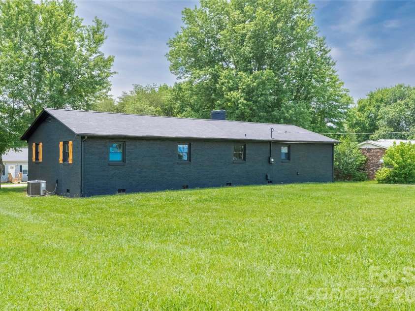 112 Robinette Lane, Statesville, NC 28625.  MLS# CAR4412009, YatesRealty ID 18631. 