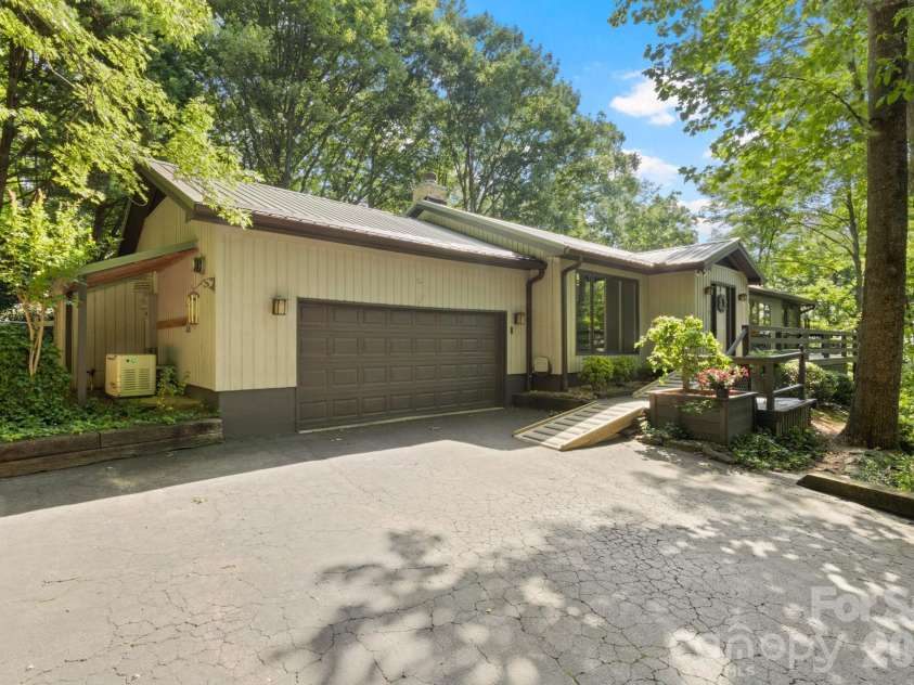 56 Cardinal Circle, Tryon, NC 28782.  MLS# CAR4363971, YatesRealty ID 18634. 