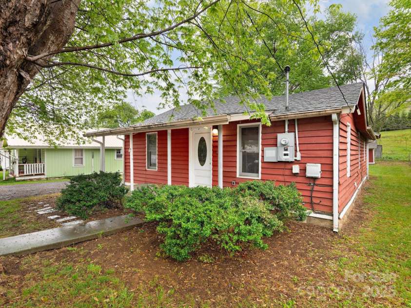 57 Mull Street, Waynesville, NC 28786.  MLS# CAR4251161, YatesRealty ID 18634. 