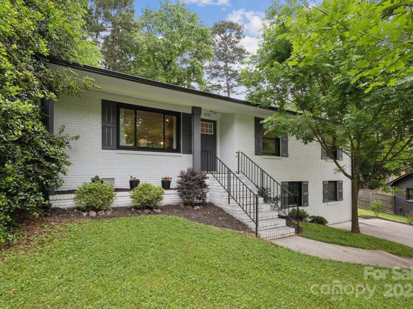 1021 Nancy Drive, Charlotte, NC 28211.  MLS# CAR4261570, YatesRealty ID 18638. 