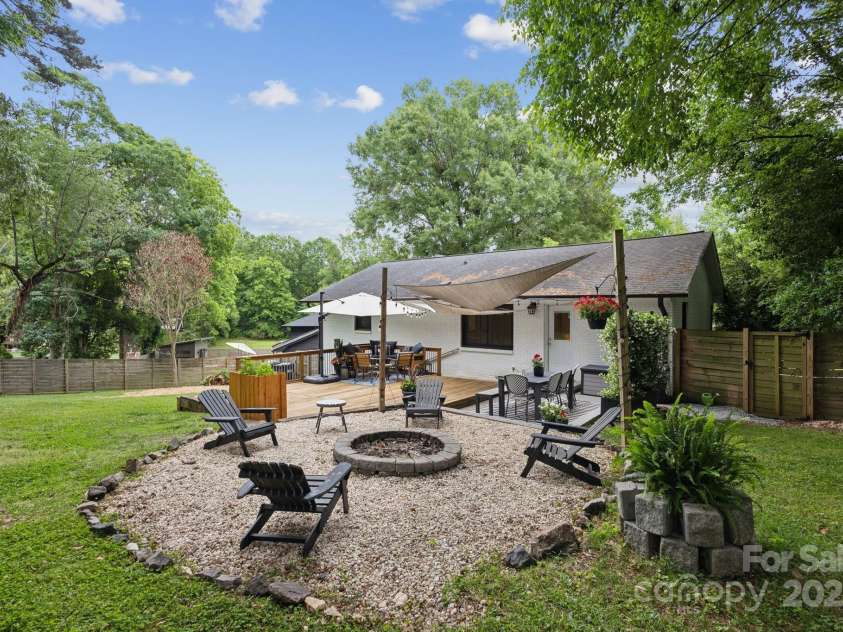 1021 Nancy Drive, Charlotte, NC 28211.  MLS# CAR4261570, YatesRealty ID 18638. 