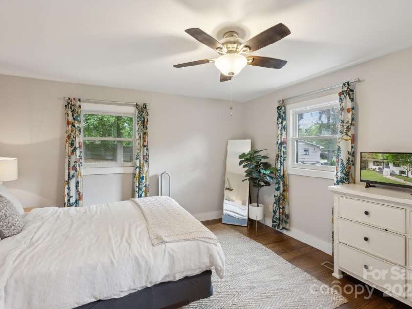 1021 Nancy Drive, Charlotte, NC 28211.  MLS# CAR4261570, YatesRealty ID 18638. 