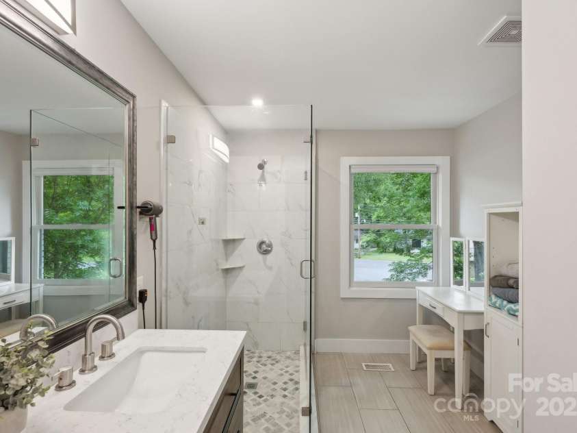 1021 Nancy Drive, Charlotte, NC 28211.  MLS# CAR4261570, YatesRealty ID 18638. 