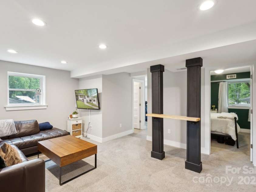 1021 Nancy Drive, Charlotte, NC 28211.  MLS# CAR4261570, YatesRealty ID 18638. 