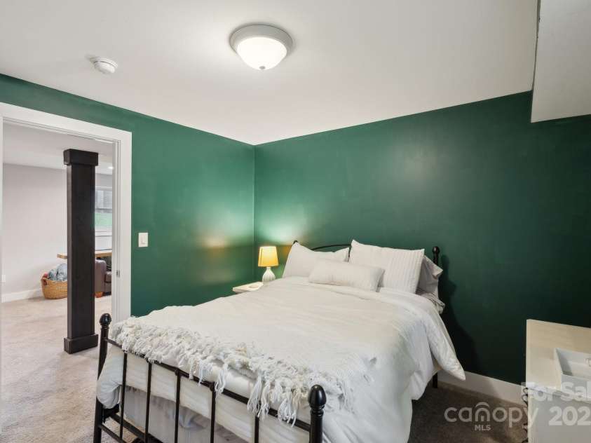 1021 Nancy Drive, Charlotte, NC 28211.  MLS# CAR4261570, YatesRealty ID 18638. 