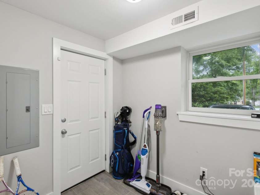 1021 Nancy Drive, Charlotte, NC 28211.  MLS# CAR4261570, YatesRealty ID 18638. 