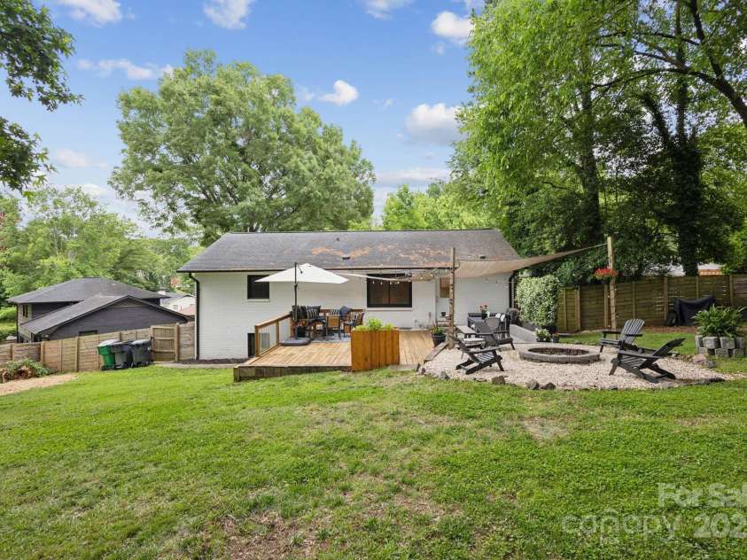 1021 Nancy Drive, Charlotte, NC 28211.  MLS# CAR4261570, YatesRealty ID 18638. 