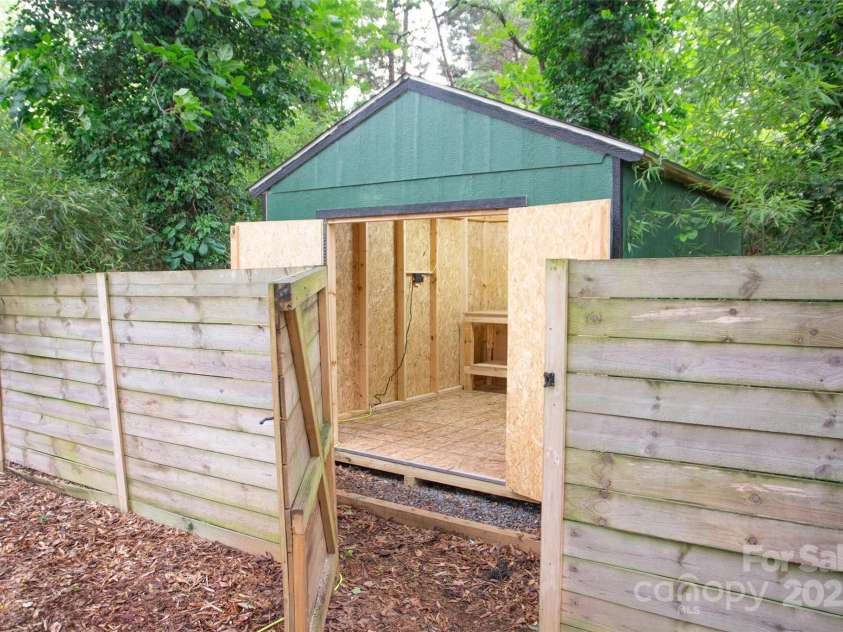 1021 Nancy Drive, Charlotte, NC 28211.  MLS# CAR4261570, YatesRealty ID 18638. 