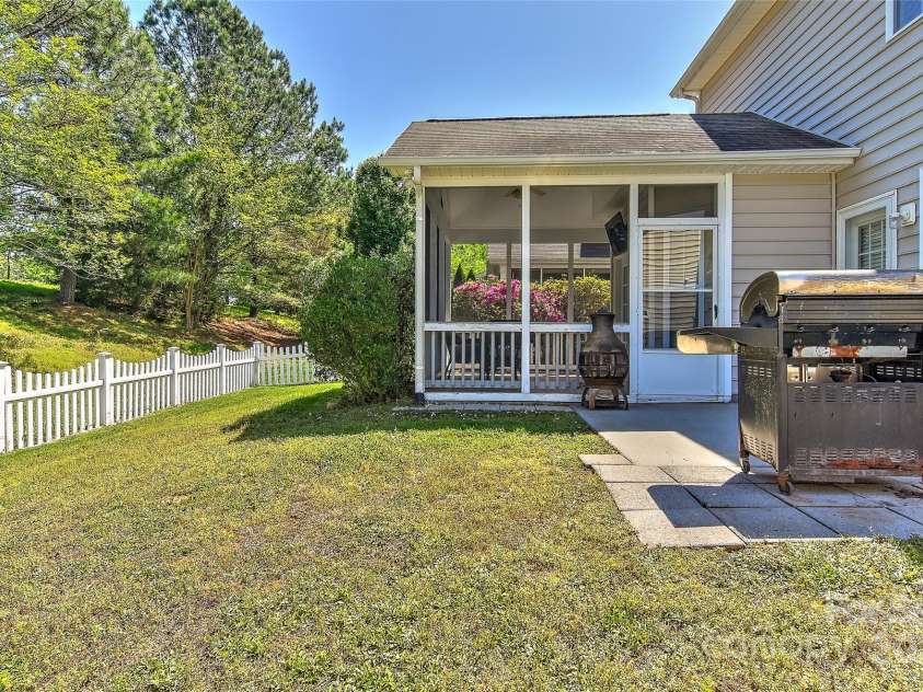 1037 Hammond Drive, Matthews, NC 28104.  MLS# CAR4246179, YatesRealty ID 18639. 