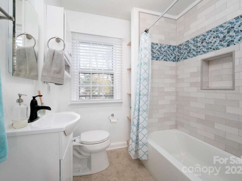 21 Lakeshore Drive, Asheville, NC 28804.  MLS# CAR4187343, YatesRealty ID 18641. Beautifully Updated Bathroom